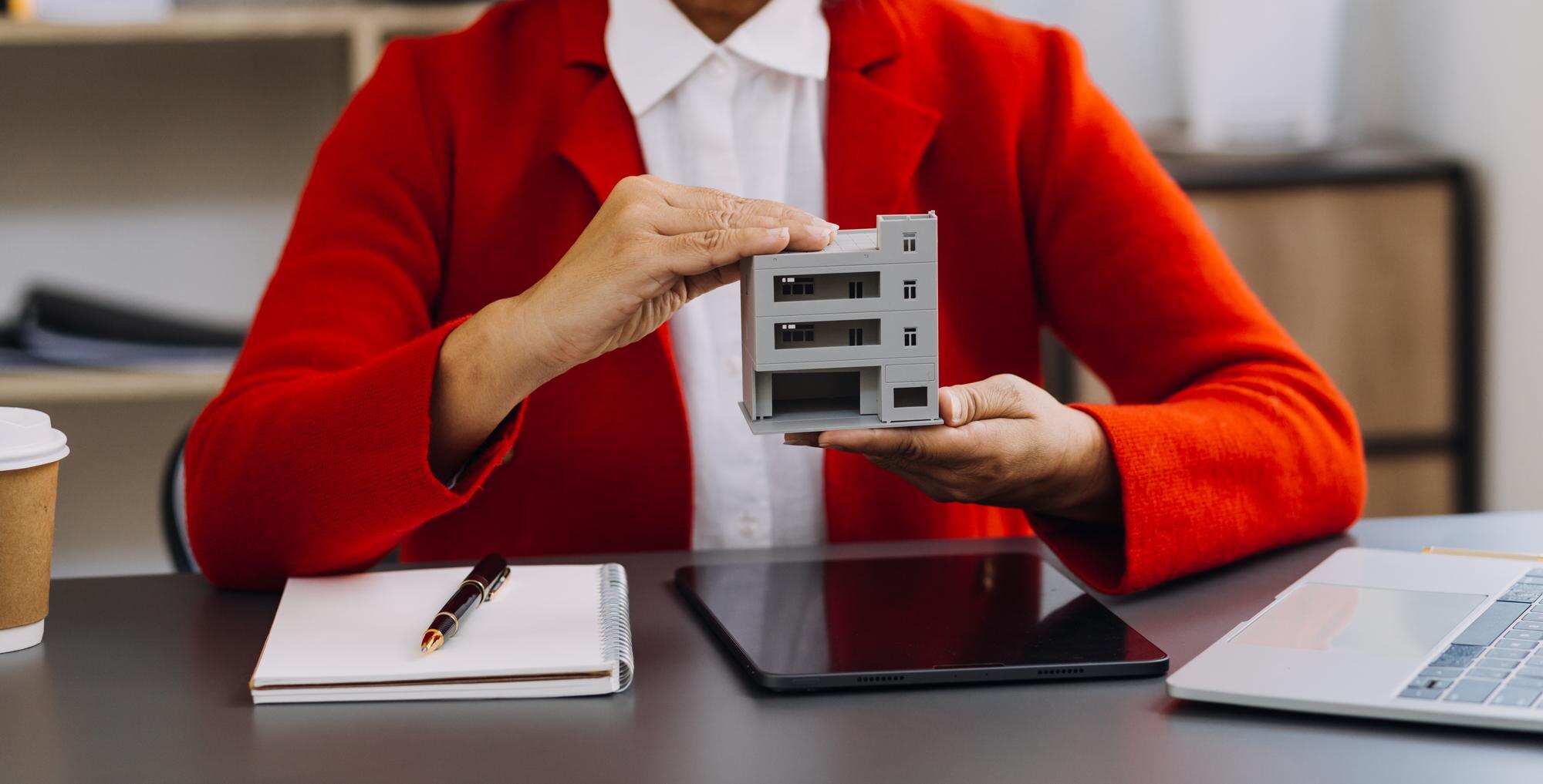 Biznesmen i zespół analizujący sprawozdanie finansowe Zadanie finansowe za pomocą smartfona, laptopa i tabletu Koncepcja zarządzania majątkiem