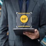 Dwutlenek węgla (CO2) jest bezbarwnym gazem bez zapachu, który odgrywa kluczową rolę w cyklu węgla na Ziemi i przyczynia się do globalnego ocieplenia.