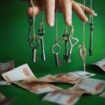 Koncepcja pomysł na pieniądze i biznes Retro klucze na linach w ręku Latające banknoty