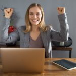 Ekstatyczny bizneswoman robi tak gestowi