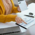 Sprzedaż lub leasing samochodów koncepcyjnych i podpisywanie umów w salonach samochodowych lub biurach sprzedawców samochodów