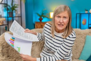 Odchylenia od cen ewidencyjnych – co oznaczają i jak je rozliczać