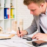 Młody architekt opracowujący plan