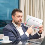 Trener prowadzi finansowe szkolenia inwestycyjne online na czacie online na laptopie w miejscu pracy