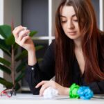 Zmęczona kobieta pracuje przy komputerem w biurze