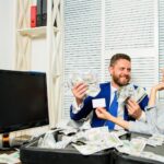 Biznesmen z gotówką klient banku menedżer biura trzymać kartę bankową człowiek właściciel firmy siedzieć w biurze stos pieniędzy asystent banku oferować kartę plastikową utworzyć konto bankowe kredyt kredyt i gotówka pojęcie