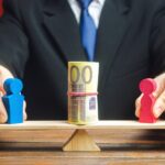 Biznesmen kładzie na szalach postać mężczyzny i kobiety z pieniędzmi.