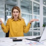 Frustrowana i smutna kobieta w biurze patrząca na kamerę bizneswoman nieszczęśliwa