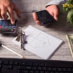 Biznesmen pracujący w biurze z laptopem i dokumentami na stole