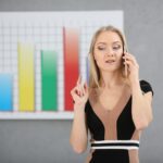 Makler blond kobieta kupuje i sprzedaje papiery wartościowe i walutę