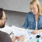 Partnerzy biznesowi pracujący w biurze